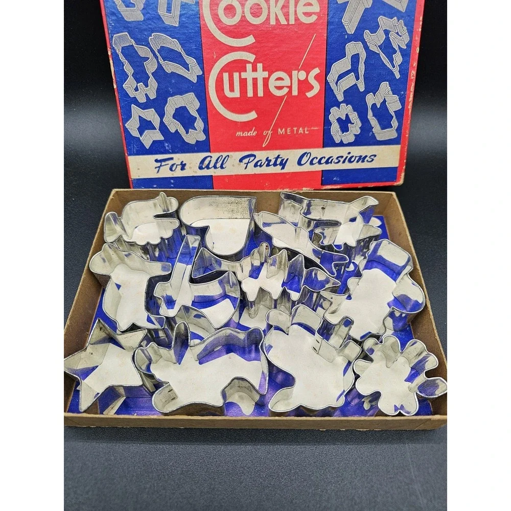 Vintage Box Of 12 Tin Cookie‎ Cutters